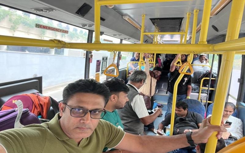 அரசுப் பேருந்தில் பயணம் செய்த முன்னாள் கிரிக்கெட் வீரர்! (வைரலாகும் புகைப்படம்)