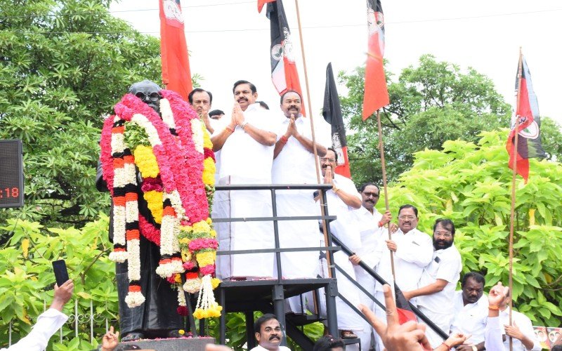 சேலத்தில் பெரியார் சிலைக்கு எடப்பாடி பழனிசாமி மரியாதை!