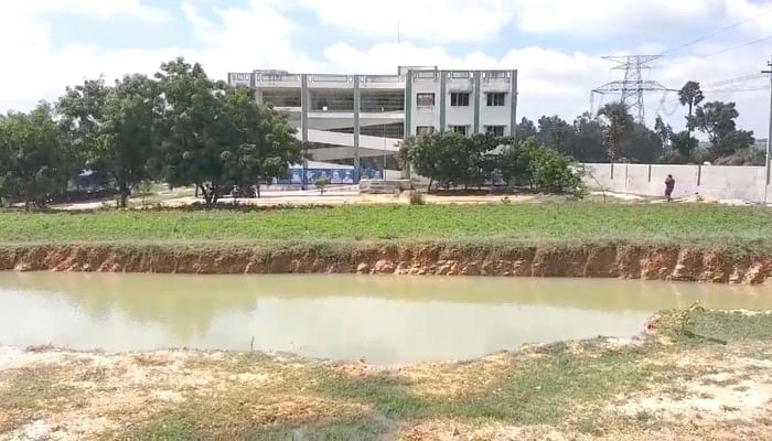 பள்ளி மைதானத்தில் பள்ளம் - 2 மாணவிகள் பலி