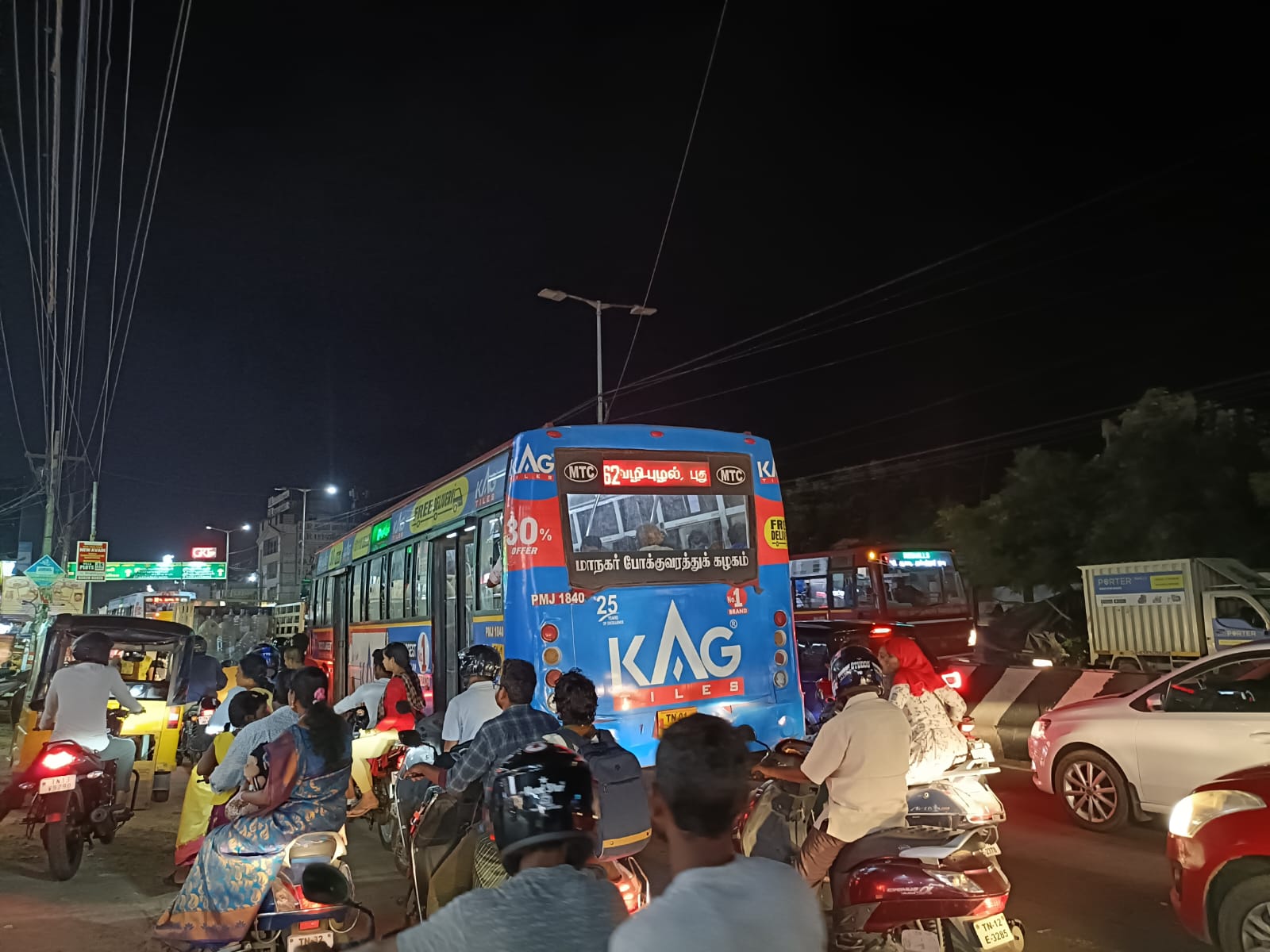 ஆவடியில் திடீரென்று ஏற்பட்ட போக்குவரத்து நெரிசல்