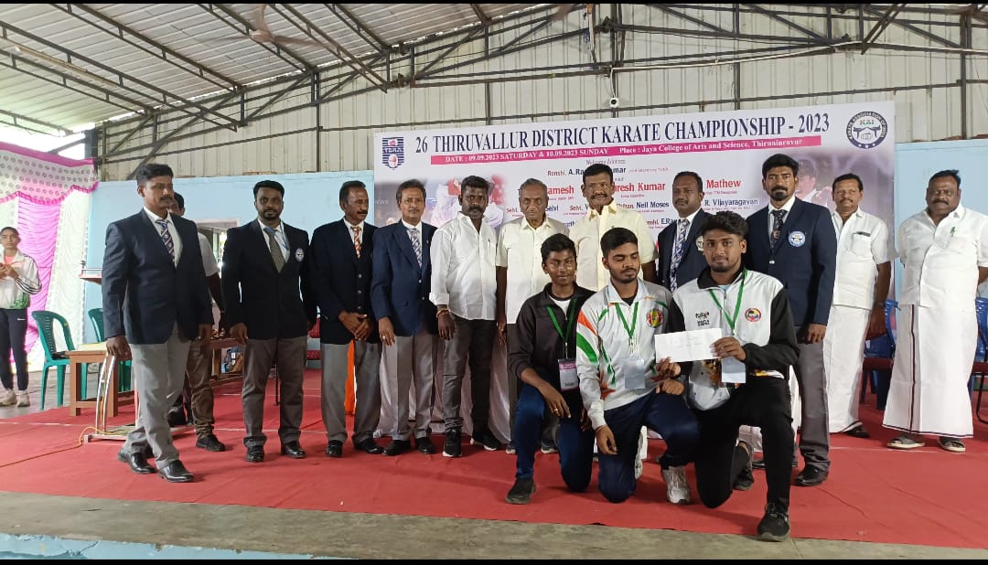 திருநின்றவூரில் 26-ஆம் ஆண்டு கராத்தே போட்டி- வெற்றியாளர்களுக்கு முன்னாள் அமைச்சர் சா.மு நாசர் பரிசுகள்  வழங்கினார்