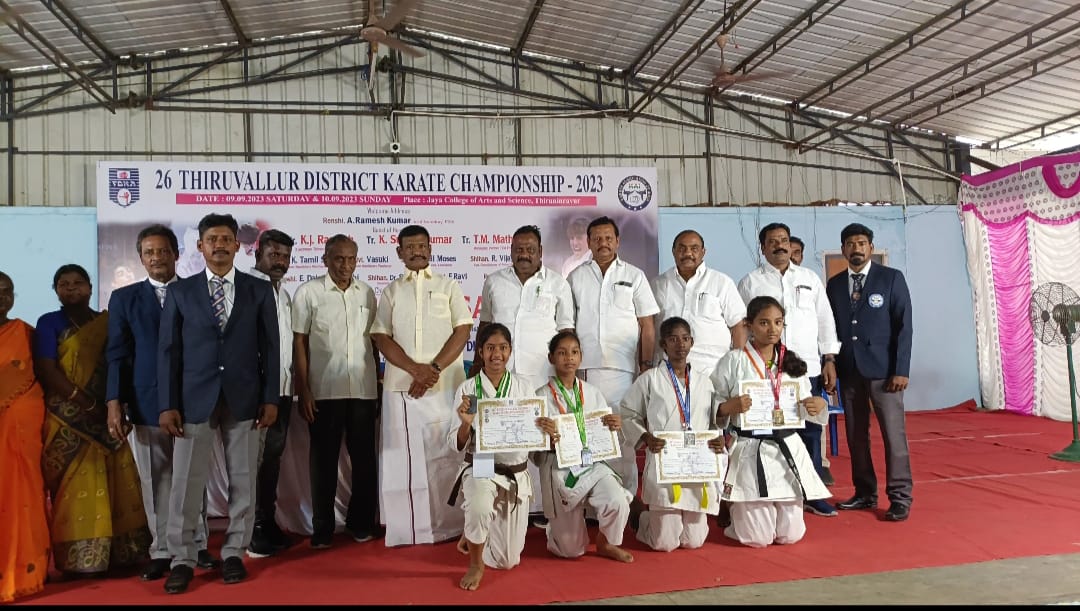 திருநின்றவூரில் 26-ஆம் ஆண்டு கராத்தே போட்டி- வெற்றியாளர்களுக்கு முன்னாள் அமைச்சர் சா.மு நாசர் பரிசுகள்  வழங்கினார்