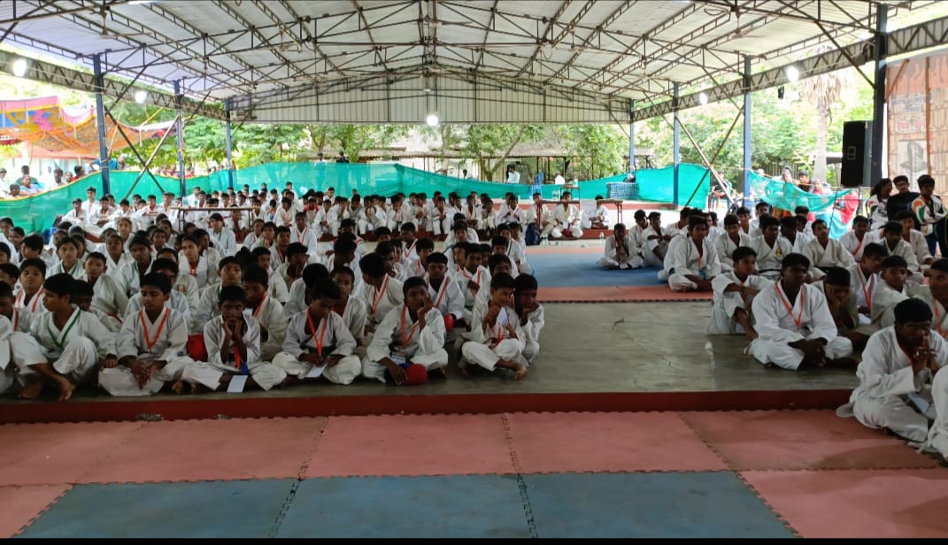 திருநின்றவூரில் 26-ஆம் ஆண்டு கராத்தே போட்டி- வெற்றியாளர்களுக்கு முன்னாள் அமைச்சர் சா.மு நாசர் பரிசுகள்  வழங்கினார்