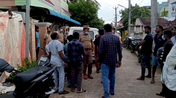 மனைவியை கழுத்தறுத்து கொலை செய்துவிட்டு கணவன்  காவல் நிலையத்தில் சரண்