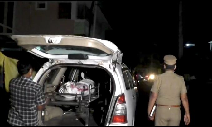 மனைவியை கழுத்தறுத்து கொலை செய்துவிட்டு கணவன்  காவல் நிலையத்தில் சரண்