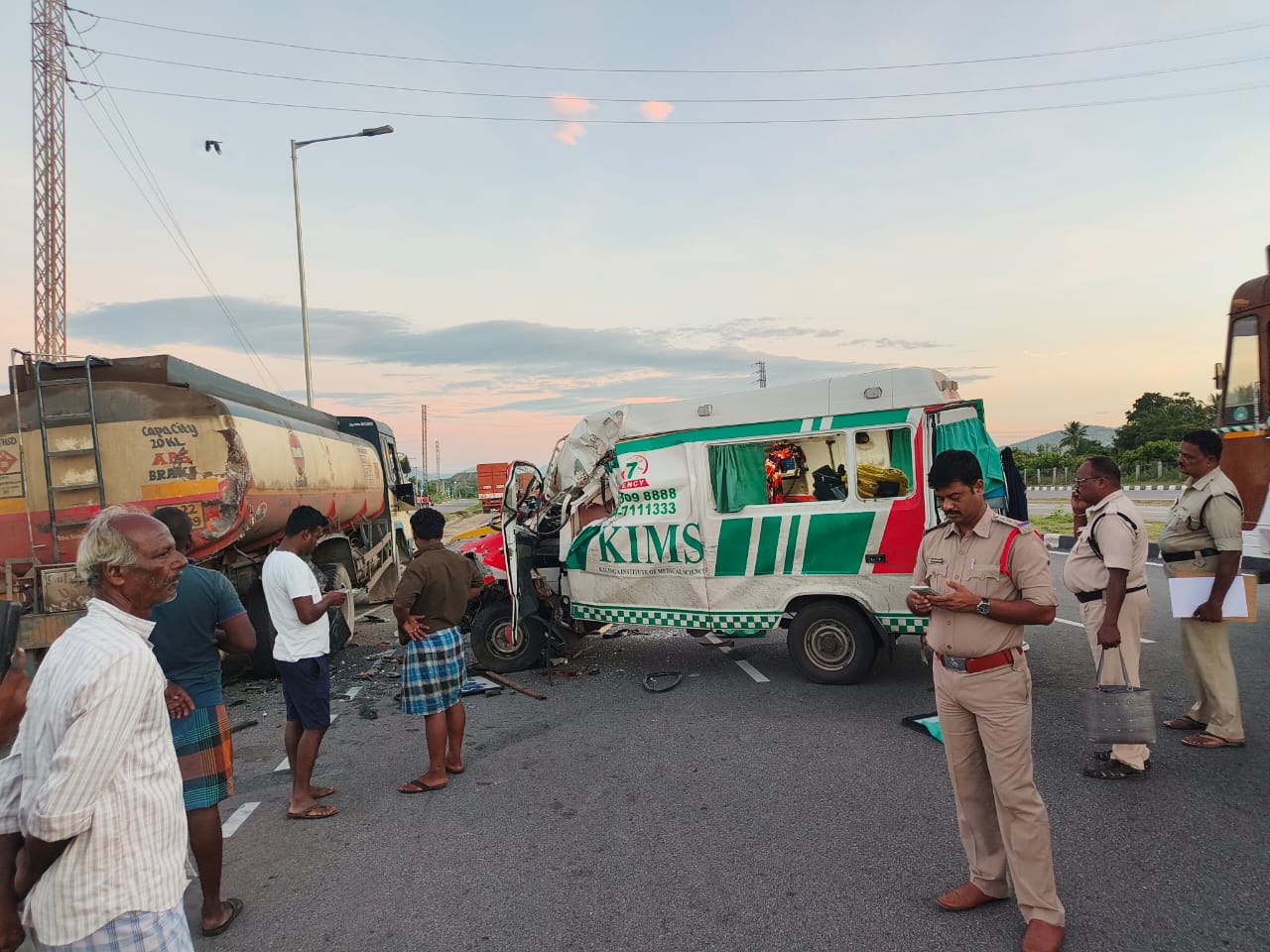 ஆந்திராவில் வெவ்வேறு இடங்களில் நடந்த விபத்து 