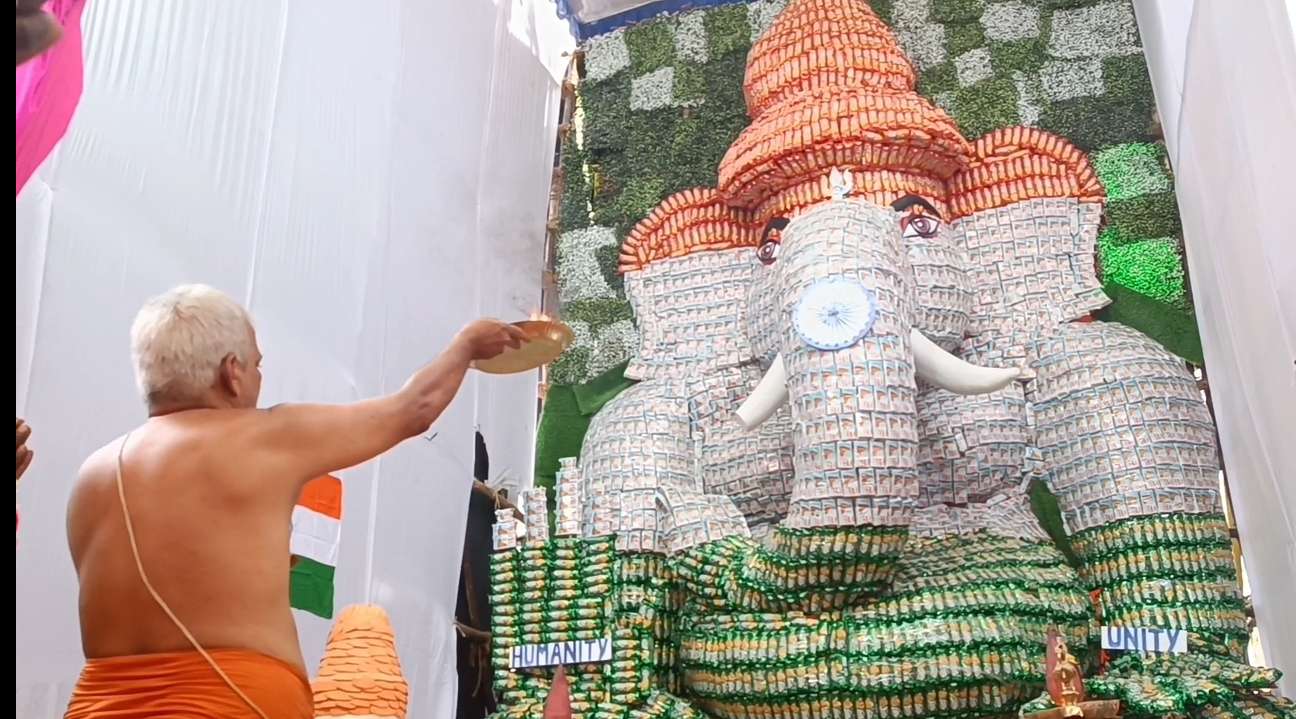 18 அடி உயரத்தில் 5000 பிஸ்கெட்டில் தத்ரூபமாக விநாயகர் சிலை