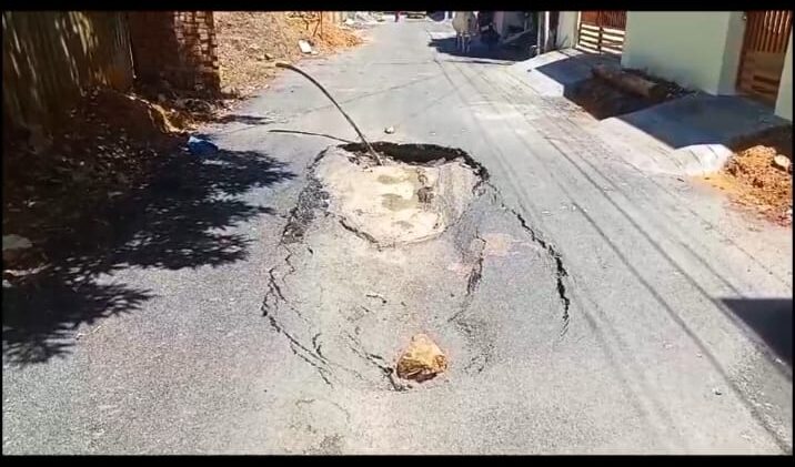 தார் சாலை நடுவே பள்ளம்-பொதுமக்கள் அச்சம்