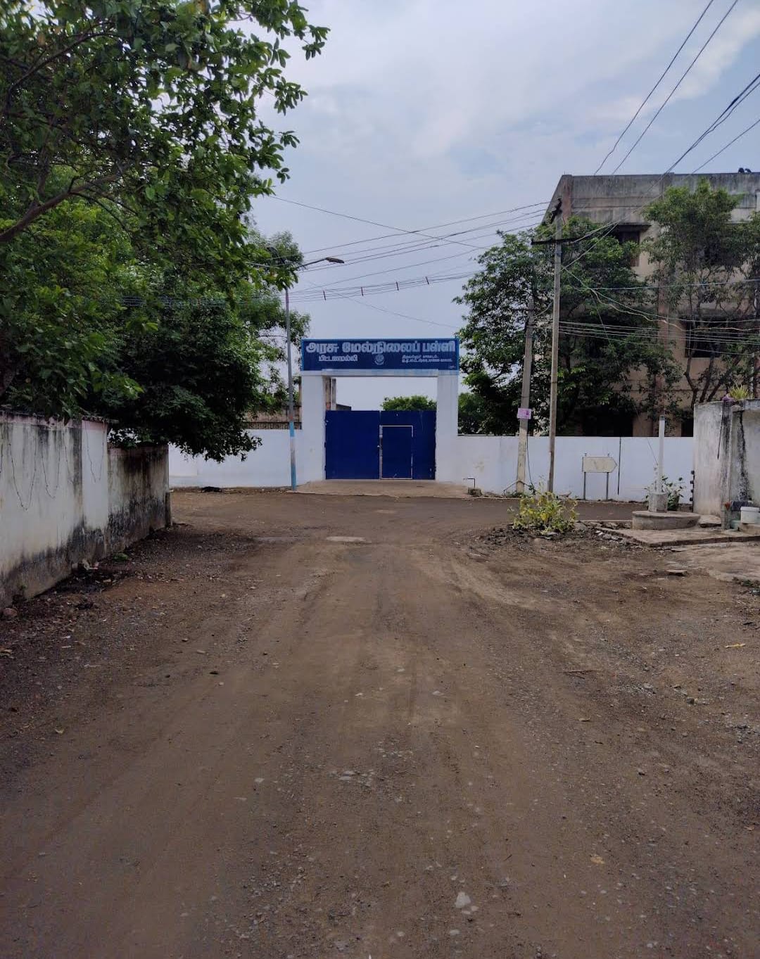 தார் சாலை நடுவே பள்ளம்-பொதுமக்கள் அச்சம்