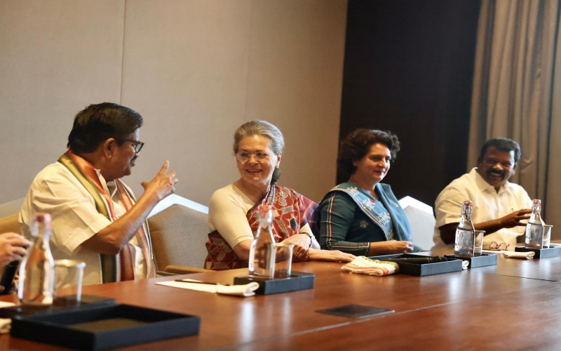 காங்கிரஸ் நிர்வாகிகளுடன் ஆலோசனை நடத்திய சோனியா காந்தி!