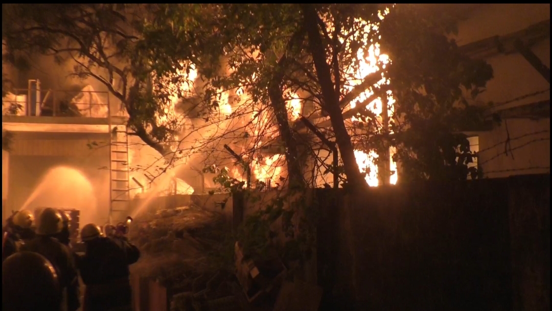 அம்பத்தூர் பகுதியில் தீப்பற்றி முழுவதும் எரிந்த தொழிற்சாலை 