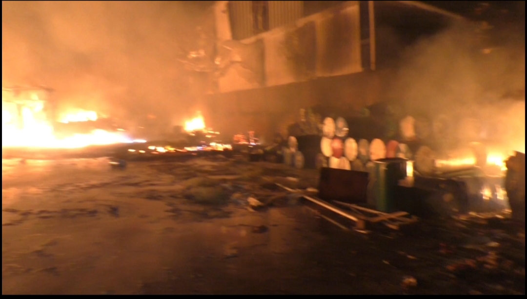 அம்பத்தூர் பகுதியில் தீப்பற்றி முழுவதும் எரிந்த தொழிற்சாலை 