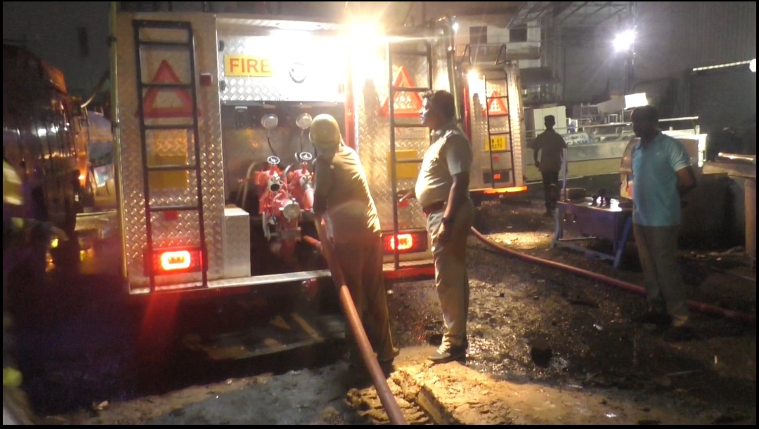 அம்பத்தூர் பகுதியில் தீப்பற்றி முழுவதும் எரிந்த தொழிற்சாலை 