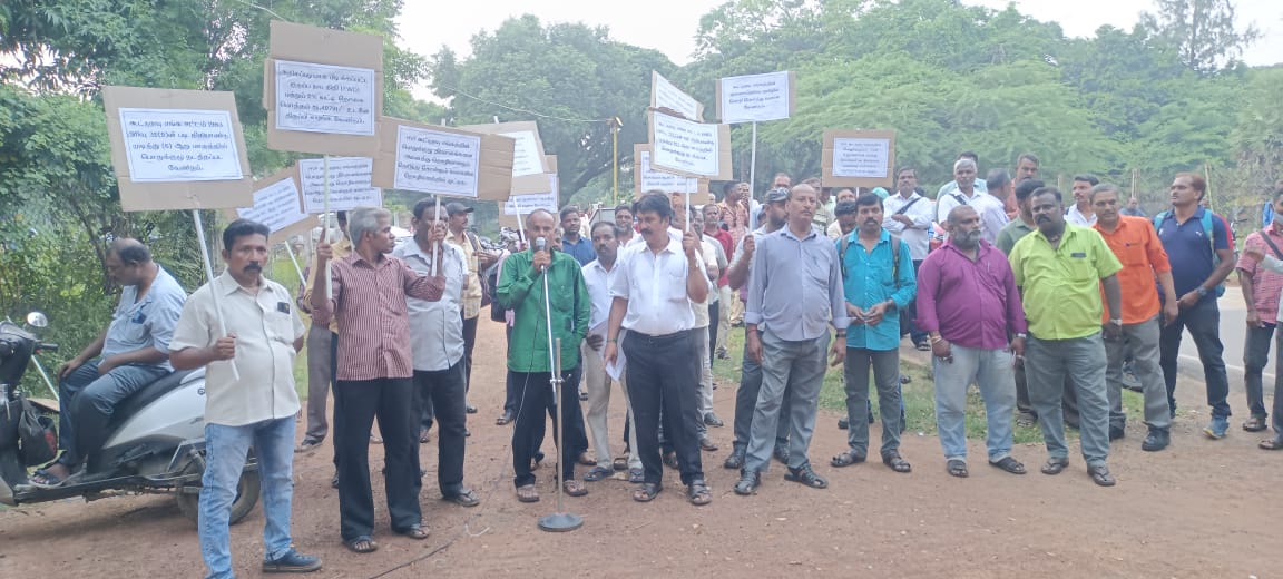 ஆவடியில் எச்.வி.எப் பணியாளர்கள் போராட்டம்