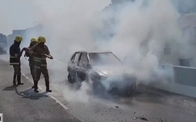 நெடுஞ்சாலையில் சென்றுக் கொண்டிருந்த கார் தீப்பிடித்து எரிந்து விபத்து!