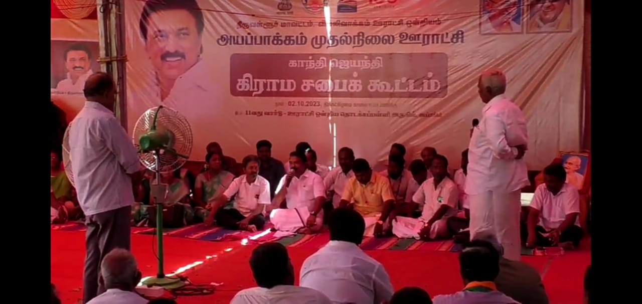 நீரில் பாகுபாடு இல்லை-தேசியக்கொடியின் மூவர்ணம் தீட்டிய குடிநீர் மேல்நிலை நீர்தேக்க தொட்டி