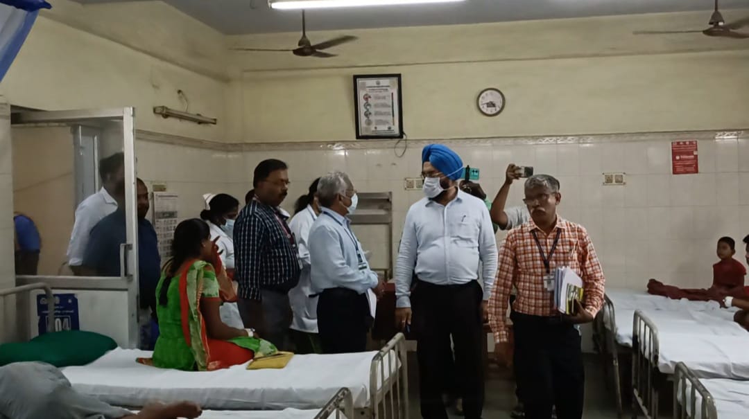 அதே வளாகத்தின் பின்புறம் இயங்கி வரும் பழைய மருத்துவ கட்டிடத்தில் மருத்துவ சிகிச்சை பெற்று வரும் உள்நோயாளி அறைகளிலும் ஆய்வு செய்து