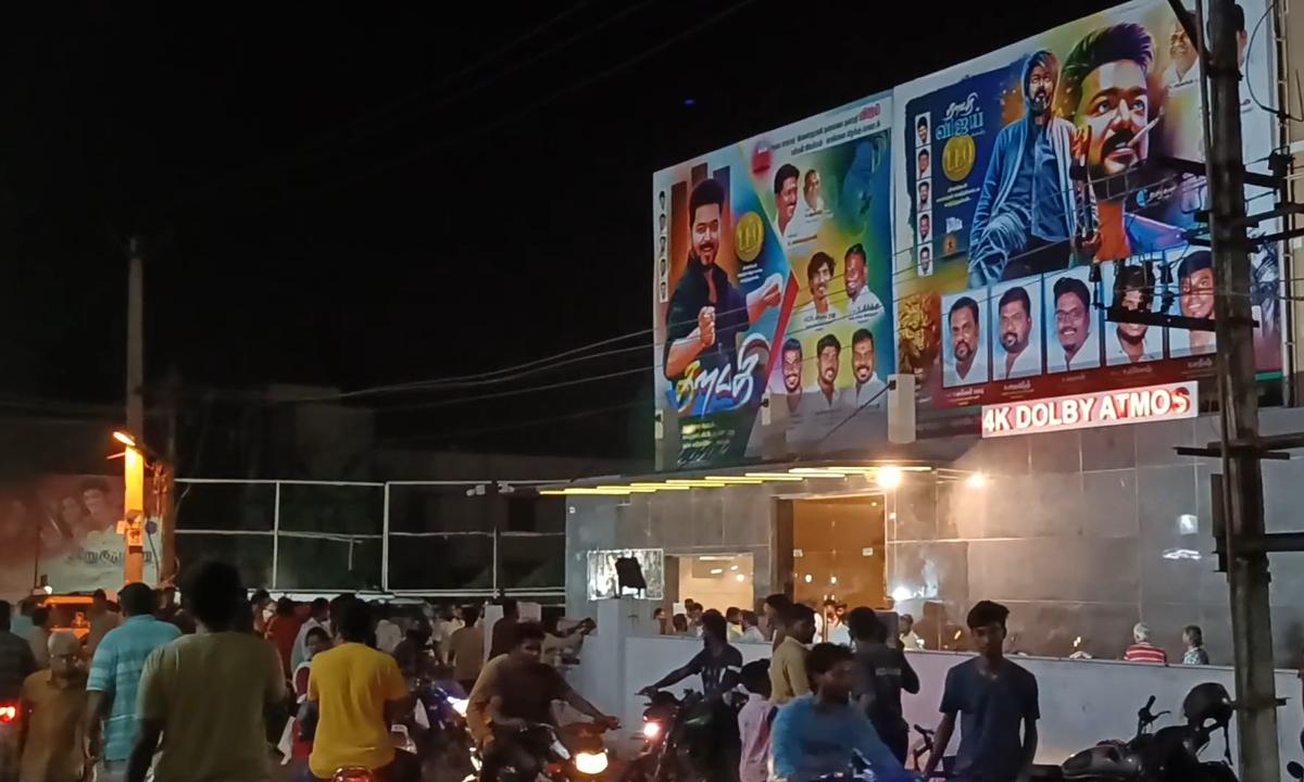 லியோ திரைப்பட டிக்கெட் கிடைக்காததால் திரையரங்கை முற்றுகையிட்ட விஜய் ரசிகர்கள்