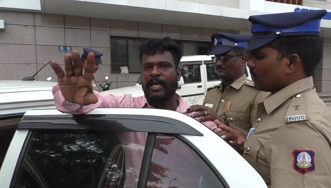 கத்தியை காட்டி மிரட்டி பணம் பறித்ததாக ஆவடியில் பாஜக மாவட்ட நிர்வாகி கைது செய்து சிறையில் அடைக்கப்பட்டுள்ளார்..பொய் வழக்கு போட்டு பாஜக நிர்வாகியை கைது செய்ததாக நீதிமன்றம் அழைத்து சென்ற வாகனத்தை முற்றுகையிட்டு போலீசார் உடன் வாக்குவாதத்தில் ஈடுபட்ட பாஜகவினர்...கைது செய்யப்பட்ட பாஜக நிர்வாகி காவல் துறை வாகனத்தில் ஏறாமல் தான் எந்த தவறும் செய்யவில்லை என செய்தியாளர்களிடம் பேச முயன்றதால் பரபரப்பு...சென்னை பூந்தமல்லி அருகே திருமழிசை பகுதியை சேர்ந்தவர் ஆனந்தராஜ் இவர் வெள்ளவேடு காவல் நிலைய சரித்திர பதிவேடு குற்றவாளி ஆவார்,ஆனந்த் ராஜ் பாஜக திருவள்ளூர் மேற்கு மாவட்ட பட்டியல் அணி துணைத்தலைவராக பதவியில் உள்ளார்.. இந்நிலையில் ஆனந்தராஜ் ஆவடி சி டி எச் சாலையில் உள்ள ஒரு இருசக்கர வாகனம் பழுது பார்க்கும் கடையில் அதன் உரிமையாளர் கவியரசுவை, கத்தியை காட்டி மிரட்டி அவர் வைத்திருந்த 2000 ரூபாயை பறித்து சென்றதாக வழக்கு பதிவு செய்து பூந்தமல்லி நீதிமன்றத்தில் ஆஜர் படுத்தி  புழல் சிறையில் அடைத்துள்ளனர் ஆவடி மாநகர காவல் துறையினர்..  இதற்கிடையே பாஜக மீது அரசியல் காழ்ப்புணர்ச்சியால் பொய் வழக்கு போட்டு சிறையில் அடைக்க முயற்சிப்பதாக போலீசார் நீதிமன்றம் அழைத்து செல்லும்போது வாகனத்தை முற்றுகையிட்டு வாக்குவாதத்தில் ஈடுபட்ட பாஜகவினரால் பரபரப்பு ஏற்பட்டது..இது குறித்து பாஜகவினர் கூறுகையில் ஆனந்தராஜ் ஆவடி அருகே கவரப்பாளையத்தில் செயல்பட்டு வரும் டாஸ்மாக் பாரில் சட்டவிரோத மது விற்பனை செய்வதோடு கூடுதல் விலைக்கு மது விற்பனை செய்வதாக கேட்டபோது இரு தரப்பினரிடையே வாக்குவாதம் ஏற்பட்டதை அடுத்து கைது செய்யப்பட்ட நிலையில் வழிப்பறி வழக்கு பதிவு செய்து தற்போது அவருடைய பெயருக்கு களங்கம் ஏற்படுத்தும் வகையில் கைது நடவடிக்கை மேற்கொண்டுள்ளதாக குற்றம் சாடியுள்ளனர்.  மேலும் கள்ள சந்தையில் மது விற்பனை செய்ததாக பார் ஊழியர்கள் மற்றும் மது பாட்டில்களை பாஜகவினர் கையும் களவுமாக பிடித்து கொடுக்கும் எந்த ஒரு நடவடிக்கையும் ஆவடி போலீசார் எடுக்கவில்லை, புகாரை ஏற்கவும் இல்லை என பகீர் குற்றச்சாட்டும் எழுந்துள்ளது..