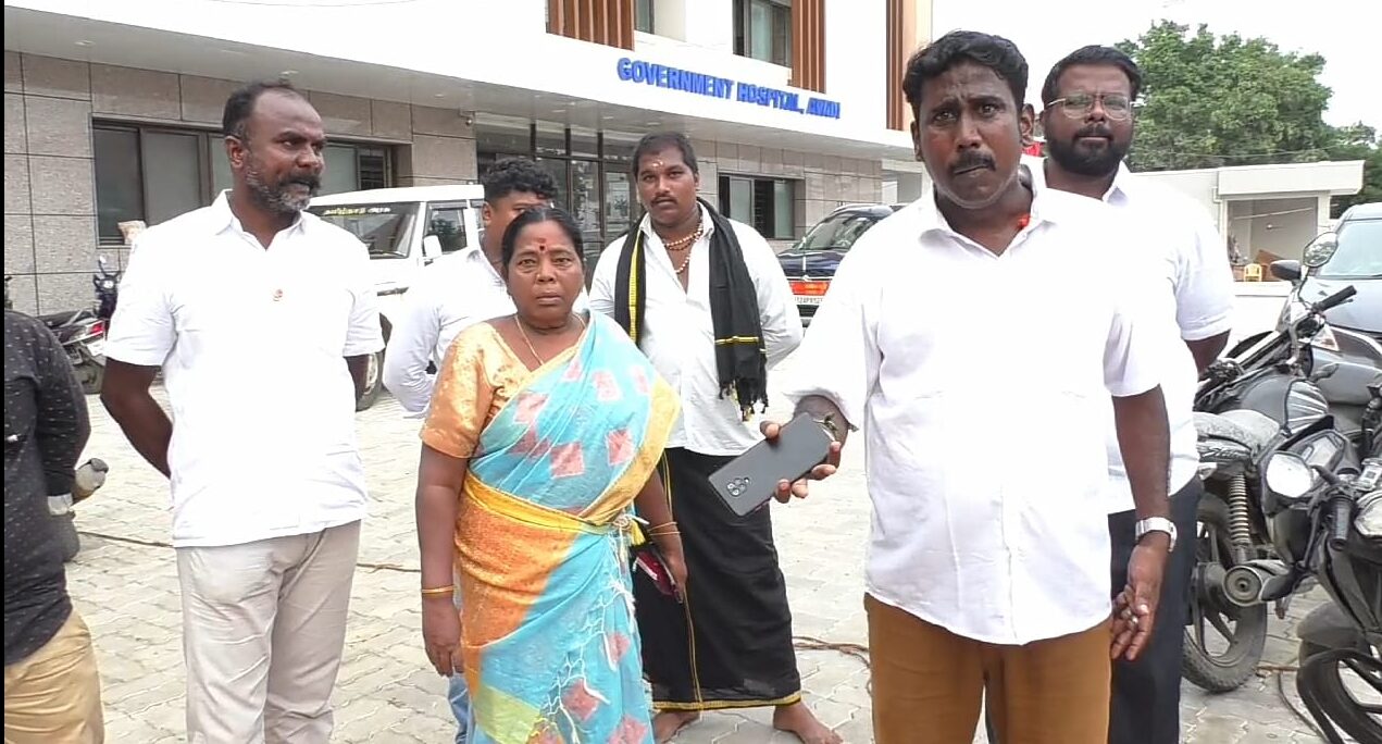 கத்தியை காட்டி மிரட்டி பணம் பறித்ததாக ஆவடியில் பாஜக மாவட்ட நிர்வாகி கைது செய்து சிறையில் அடைக்கப்பட்டுள்ளார்..பொய் வழக்கு போட்டு பாஜக நிர்வாகியை கைது செய்ததாக நீதிமன்றம் அழைத்து சென்ற வாகனத்தை முற்றுகையிட்டு போலீசார் உடன் வாக்குவாதத்தில் ஈடுபட்ட பாஜகவினர்...கைது செய்யப்பட்ட பாஜக நிர்வாகி காவல் துறை வாகனத்தில் ஏறாமல் தான் எந்த தவறும் செய்யவில்லை என செய்தியாளர்களிடம் பேச முயன்றதால் பரபரப்பு...சென்னை பூந்தமல்லி அருகே திருமழிசை பகுதியை சேர்ந்தவர் ஆனந்தராஜ் இவர் வெள்ளவேடு காவல் நிலைய சரித்திர பதிவேடு குற்றவாளி ஆவார்,ஆனந்த் ராஜ் பாஜக திருவள்ளூர் மேற்கு மாவட்ட பட்டியல் அணி துணைத்தலைவராக பதவியில் உள்ளார்.. இந்நிலையில் ஆனந்தராஜ் ஆவடி சி டி எச் சாலையில் உள்ள ஒரு இருசக்கர வாகனம் பழுது பார்க்கும் கடையில் அதன் உரிமையாளர் கவியரசுவை, கத்தியை காட்டி மிரட்டி அவர் வைத்திருந்த 2000 ரூபாயை பறித்து சென்றதாக வழக்கு பதிவு செய்து பூந்தமல்லி நீதிமன்றத்தில் ஆஜர் படுத்தி  புழல் சிறையில் அடைத்துள்ளனர் ஆவடி மாநகர காவல் துறையினர்..  இதற்கிடையே பாஜக மீது அரசியல் காழ்ப்புணர்ச்சியால் பொய் வழக்கு போட்டு சிறையில் அடைக்க முயற்சிப்பதாக போலீசார் நீதிமன்றம் அழைத்து செல்லும்போது வாகனத்தை முற்றுகையிட்டு வாக்குவாதத்தில் ஈடுபட்ட பாஜகவினரால் பரபரப்பு ஏற்பட்டது..இது குறித்து பாஜகவினர் கூறுகையில் ஆனந்தராஜ் ஆவடி அருகே கவரப்பாளையத்தில் செயல்பட்டு வரும் டாஸ்மாக் பாரில் சட்டவிரோத மது விற்பனை செய்வதோடு கூடுதல் விலைக்கு மது விற்பனை செய்வதாக கேட்டபோது இரு தரப்பினரிடையே வாக்குவாதம் ஏற்பட்டதை அடுத்து கைது செய்யப்பட்ட நிலையில் வழிப்பறி வழக்கு பதிவு செய்து தற்போது அவருடைய பெயருக்கு களங்கம் ஏற்படுத்தும் வகையில் கைது நடவடிக்கை மேற்கொண்டுள்ளதாக குற்றம் சாடியுள்ளனர்.  மேலும் கள்ள சந்தையில் மது விற்பனை செய்ததாக பார் ஊழியர்கள் மற்றும் மது பாட்டில்களை பாஜகவினர் கையும் களவுமாக பிடித்து கொடுக்கும் எந்த ஒரு நடவடிக்கையும் ஆவடி போலீசார் எடுக்கவில்லை, புகாரை ஏற்கவும் இல்லை என பகீர் குற்றச்சாட்டும் எழுந்துள்ளது..