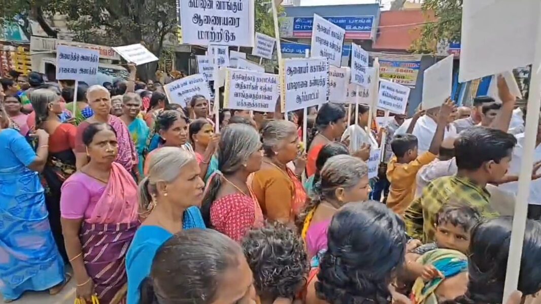 திருவேற்காடு நகராட்சி நிர்வாகத்தை கண்டித்து பொதுமக்கள் நூதன முறையில் போராட்டம்