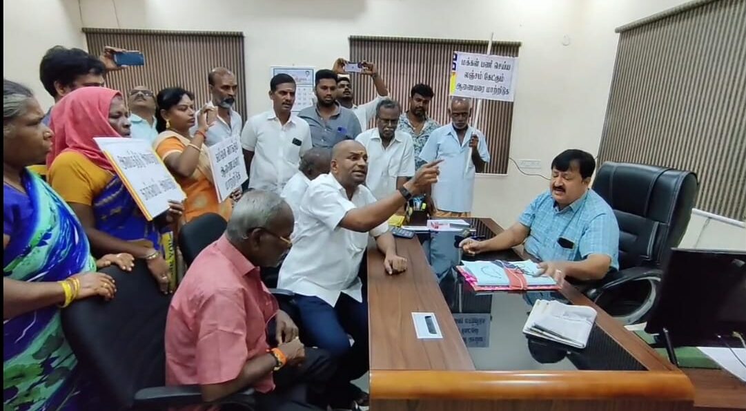 திருவேற்காடு நகராட்சி நிர்வாகத்தை கண்டித்து பொதுமக்கள் நூதன முறையில் போராட்டம்