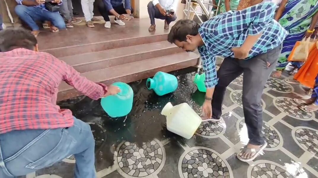 திருவேற்காடு நகராட்சி நிர்வாகத்தை கண்டித்து பொதுமக்கள் நூதன முறையில் போராட்டம்