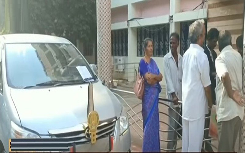 வேலூர் மாவட்ட ஆட்சியர் காரை ஜப்தி செய்ய முயற்சி!