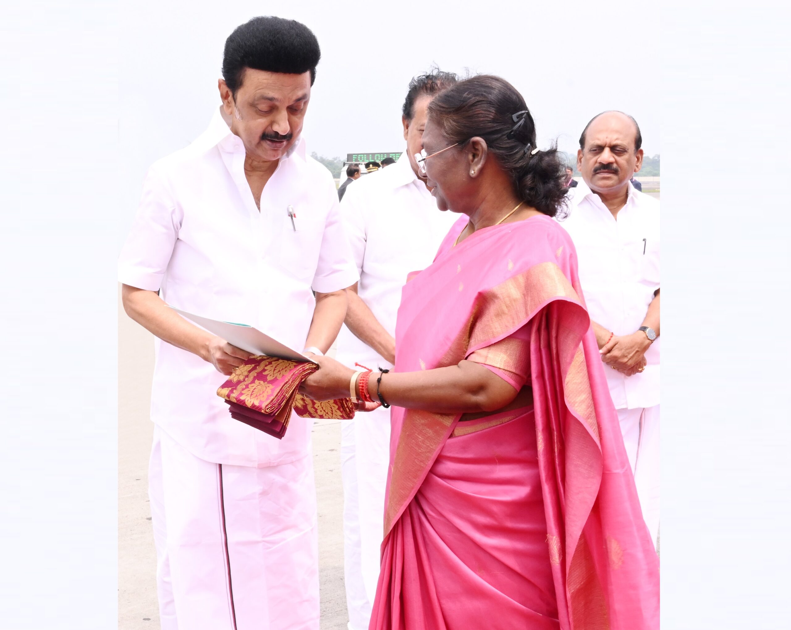 "நீட் விலக்கு மசோதாவுக்கு ஒப்புதல் அளித்திடுக"- குடியரசுத்தலைவரிடம் முதலமைச்சர் மு.க.ஸ்டாலின் நேரில் வலியுறுத்தல்! 