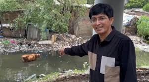 குப்பைகளை அகற்றிய சென்னை மாநகராட்சி ஆணையர் ராதாகிருஷ்ணன்