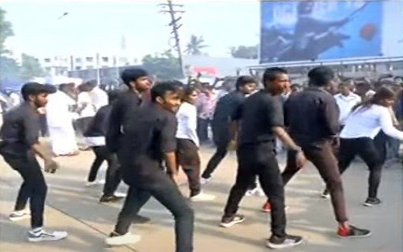 தமிழகத்தில் வெளியானது 'லியோ'...ரசிகர்கள் கொண்டாட்டம்!