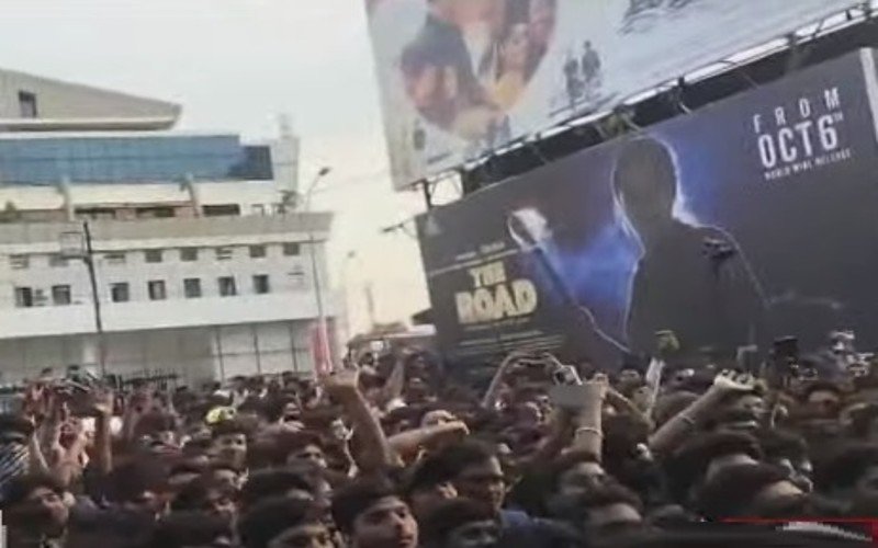 'லியோ' திரைப்படத்தின் ட்ரைலர் வெளியானது- ரோகிணி திரையரங்கு முன்பு குவிந்த ரசிகர்கள்!