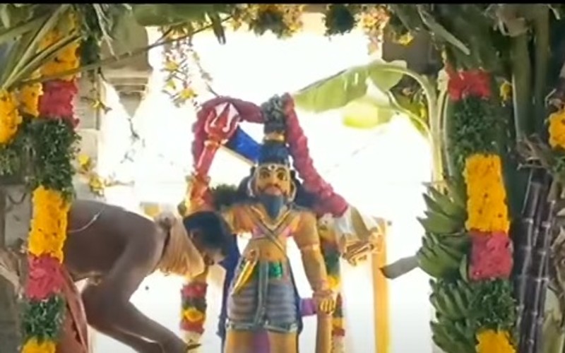 பனை ஓலை பட்டையில் கறி விருந்து கொடுத்து நடைபெற்ற திருவிழா!