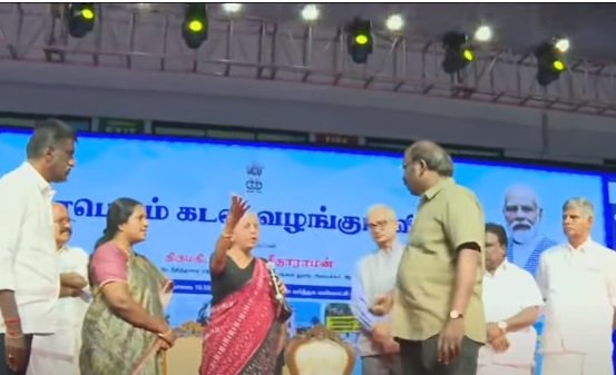 அமைச்சரின் கவனத்தை ஈர்க்கும் வகையில் கூச்சலிட்ட நபர்!