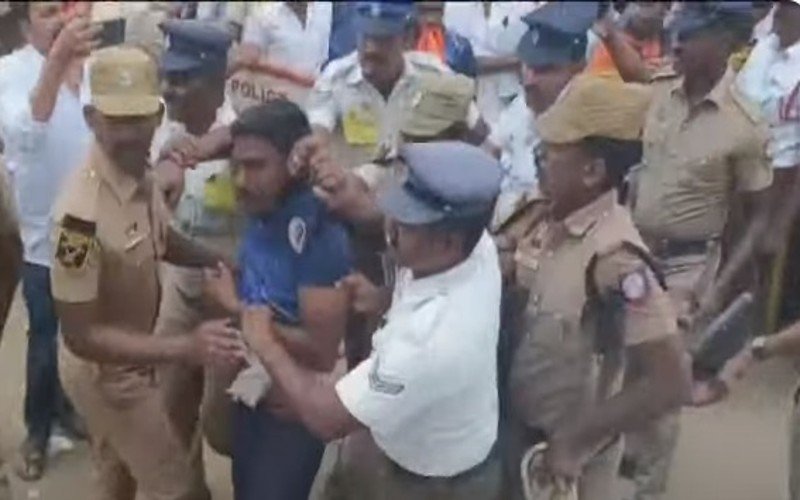 எடப்பாடி பழனிசாமி வாகனம் மீது காலணி வீச்சு!