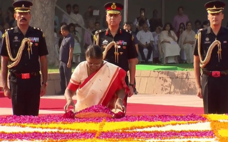 காந்தி நினைவிடத்தில் குடியரசுத்தலைவர், பிரதமர் மரியாதை!