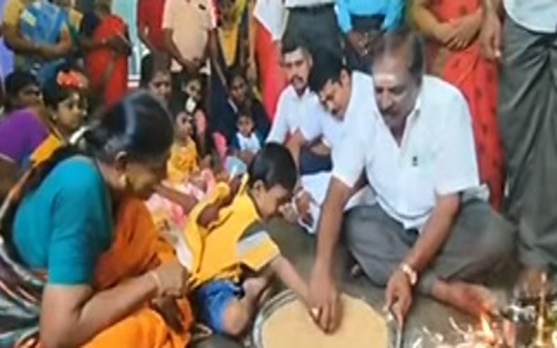 ஆசிரியர்கள் முன்னிலையில் விரல் பிடித்து எழுதக் கற்ற குழந்தைகள்!
