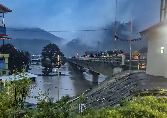 காட்டாற்று வெள்ளத்தில் சிக்கிய 23 ராணுவ வீரர்கள் மாயம்.. 