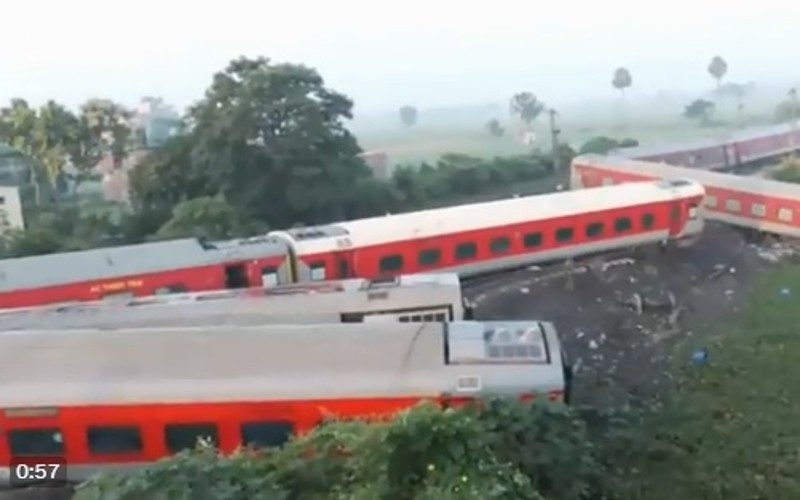 அதிவிரைவு ரயில் தடம் புரண்டு விபத்து- 4 பேர் உயிரிழப்பு!