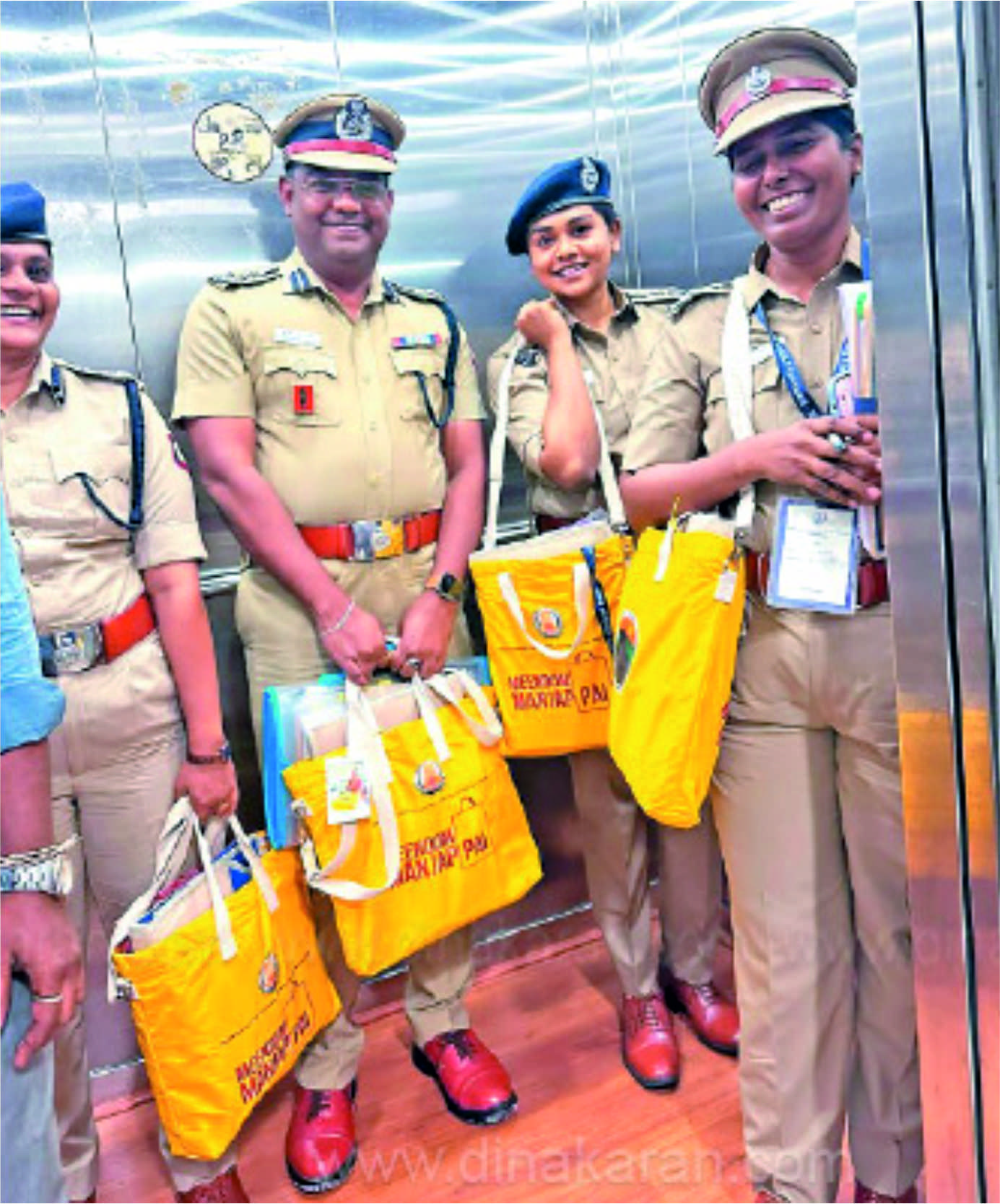 கோப்புகளை மஞ்சப்பையில் எடுத்து சென்ற காவல்துறை அதிகாரிகள்