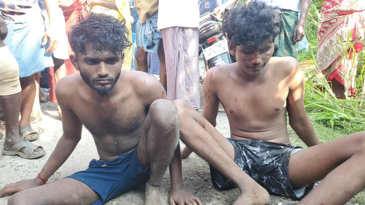 நாட்டு கோழி, வெள்ளாடுகளை திருடிய கல்லூரி மாணவர்களை பிடித்து தர்ம அடி கொடுத்த கிராம மக்கள்.