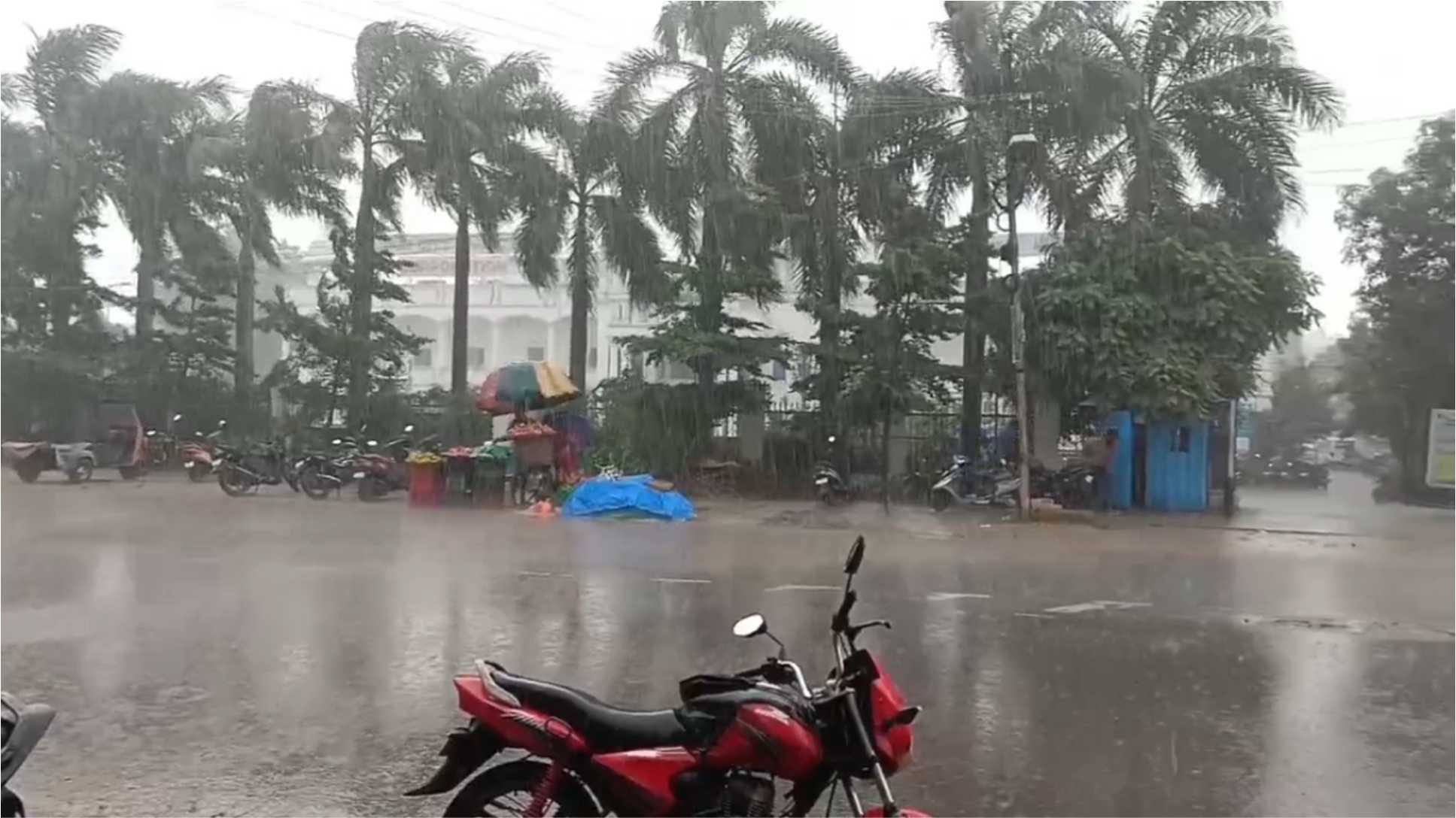 ஆவடி சுற்றுவட்டார பகுதிகளில் 1 மணி நேரத்திற்கு மேலாக இடைவிடாது கன மழை பெய்து வருகிறது.