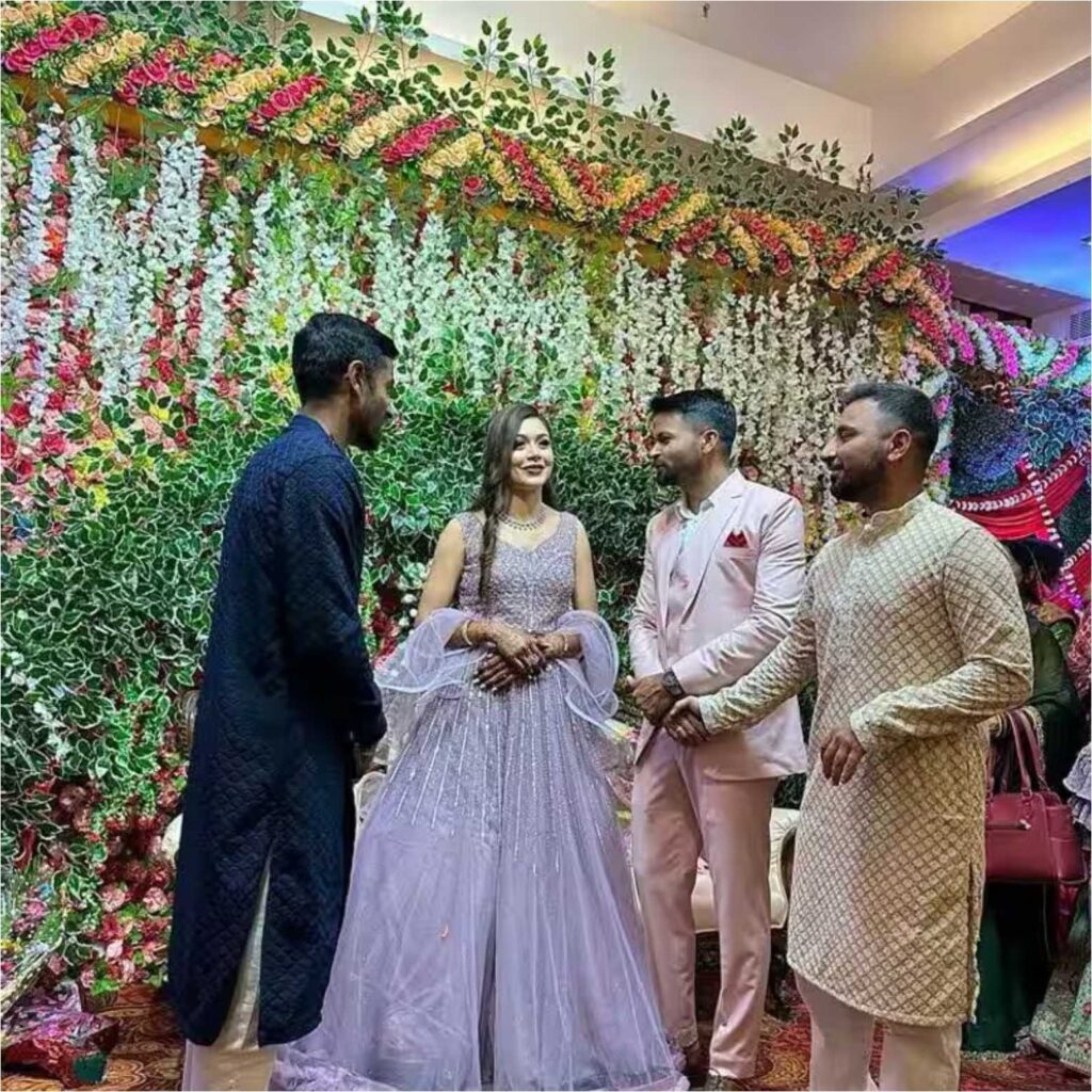 இந்திய கிரிக்கெட் அணியின் வேகப்பந்து வீச்சாளர் முகேஷ் குமார், தனது காதலி திவ்யா சிங்கை கரம்பிடித்தார்