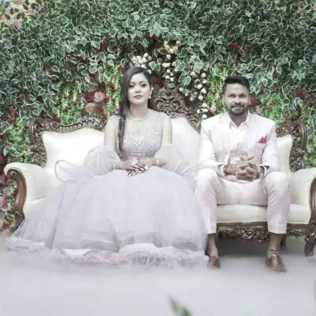 இந்திய கிரிக்கெட் அணியின் வேகப்பந்து வீச்சாளர் முகேஷ் குமார், தனது காதலி திவ்யா சிங்கை கரம்பிடித்தார்