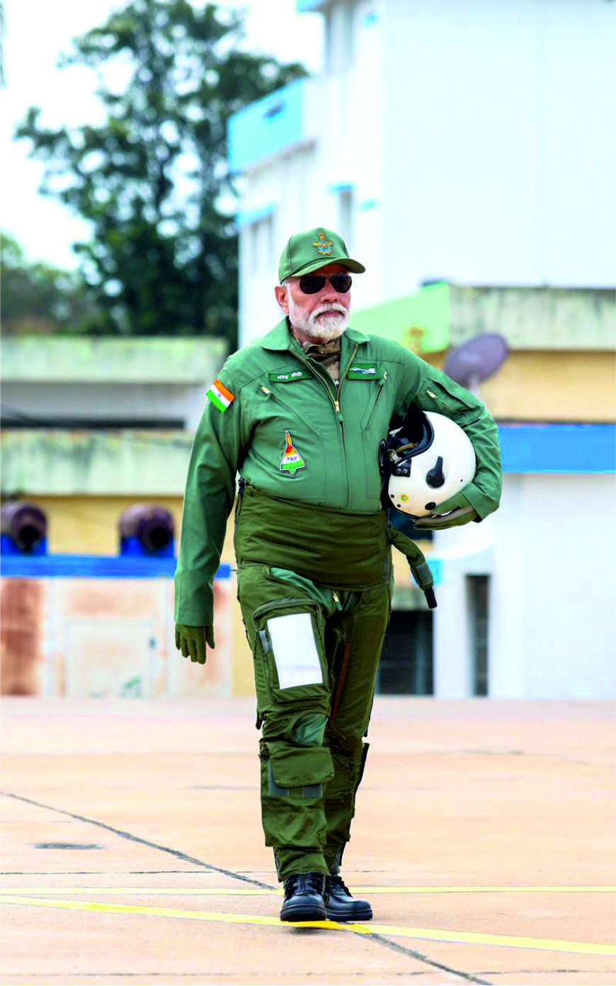  இந்தியாவின் முதல் உள்நாட்டு போர் விமான தயாரிப்பான தேஜஸ் விமானத்தில் பிரதமர் மோடி பயணம் செய்தார். 