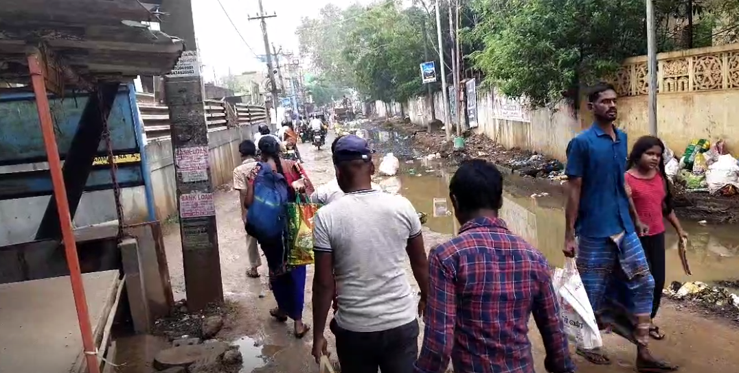 ஒற்றையடி பாதை போல் காட்சியளிக்கும் பிரதான சாலை-மழை காலம் என்பதால் வாகன ஓட்டிகள் அவதி