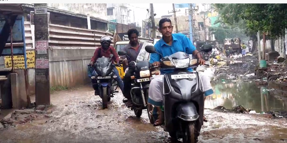 ஒற்றையடி பாதை போல் காட்சியளிக்கும் பிரதான சாலை-மழை காலம் என்பதால் வாகன ஓட்டிகள் அவதி
