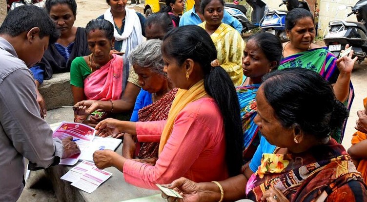 பெண் தொழிலாளர்களின் அடையாள அட்டைகளை வைத்து மோசடி