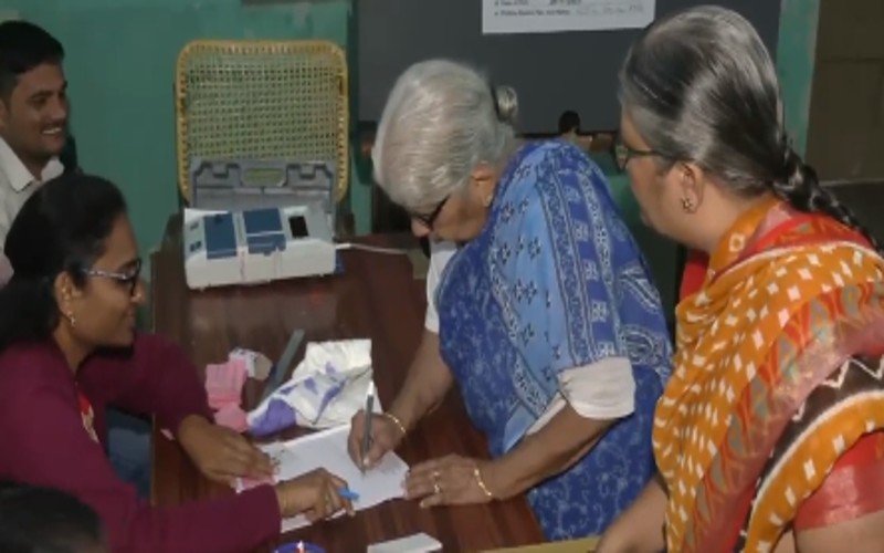தெலங்கானா சட்டப்பேரவைத் தேர்தல் வாக்குப்பதிவு தொடங்கியது!