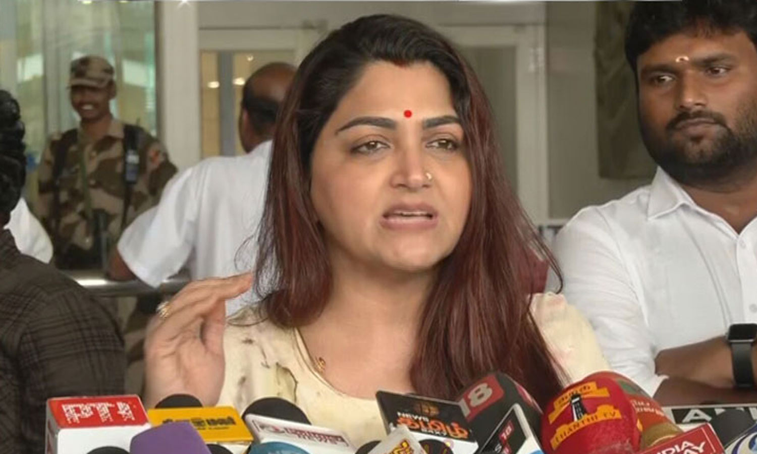 மக்களைப் பற்றி பேசுவதற்கு குஷ்பூவுக்கு என்ன அருகதை உள்ளது? - காங்கிரஸ் கட்சி வடசென்னை மாவட்ட தலைவர் திரவியம்